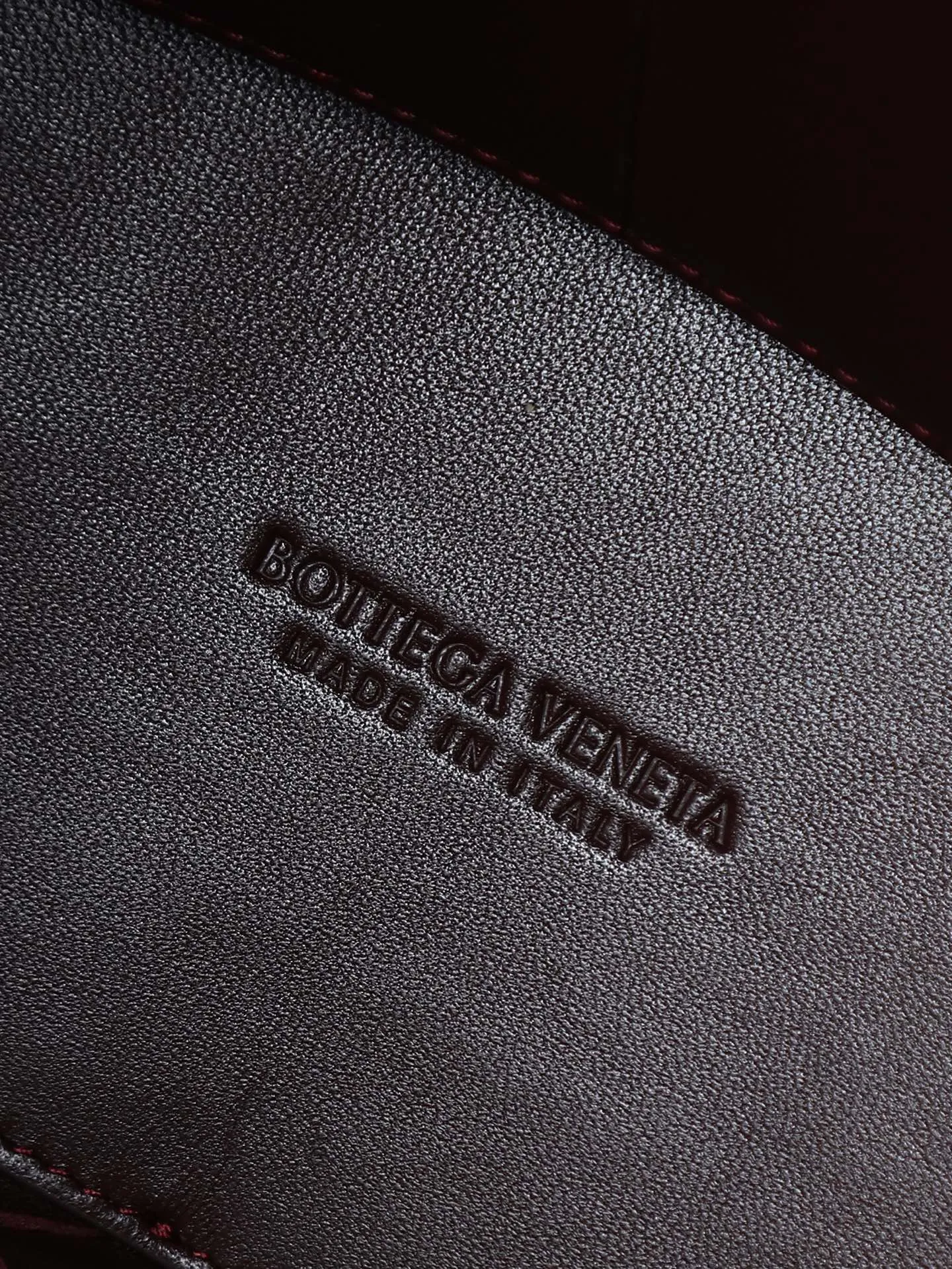 1550. Andiamo is shipping‼ ️Really popular🔥The new Andiamo woven handbag launched by Bottega Veneta this season is really popular all over the world! ! Celebrities at home and abroad have worn it, and Oscar-winning actress Michelle Yeoh has taken it out on the street. Song Jia, Trai Yala, Yu Feihong, Sanji Ayaka, Rosie Hunting-Whiteley, Yoshioka Riho, etc. have all worn this bag. It is classic and versatile and shows off your temperament, and the bag capacity is also large, which is very convenient for daily commuting! ! A variety of carrying methods, the shoulder straps can be adjusted by yourself, the original lambskin feels soft and delicate, and the unisex style breaks gender boundaries and brings a more practical and longer-lasting use experience. Andiamo, which has both elegant and casual styles, perfectly interprets the true appearance of "fashionable old money style". Style number: 766016 Size: 32*24*12